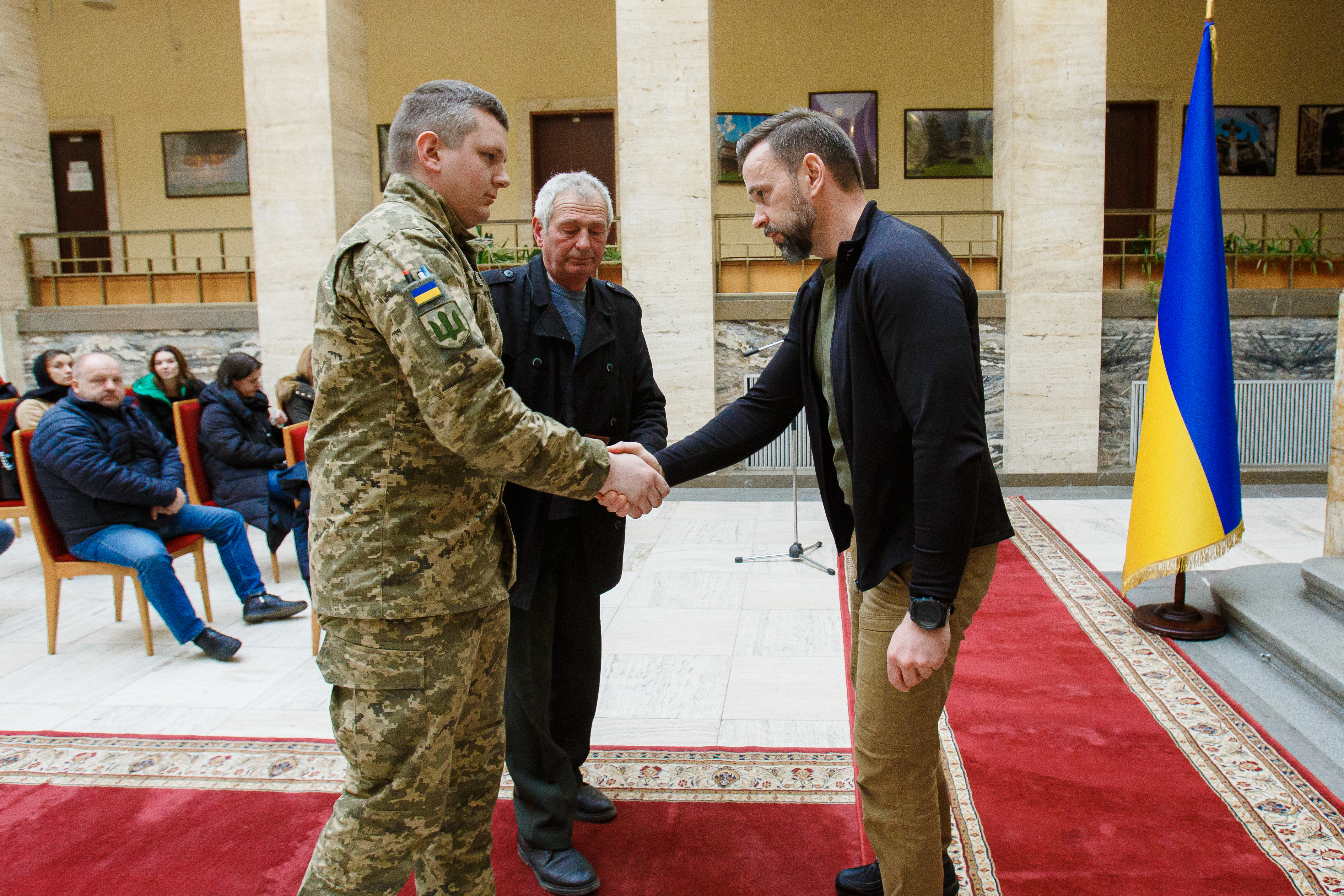 На нагородженні третім бойовим орденом батько і молодший брат Роман Ференці